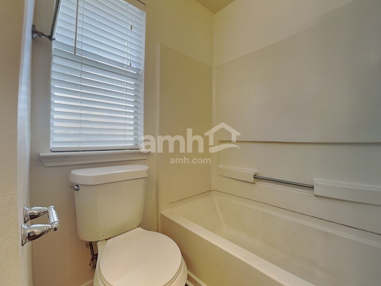 Building Photo - 15923 Mission Glen Dr