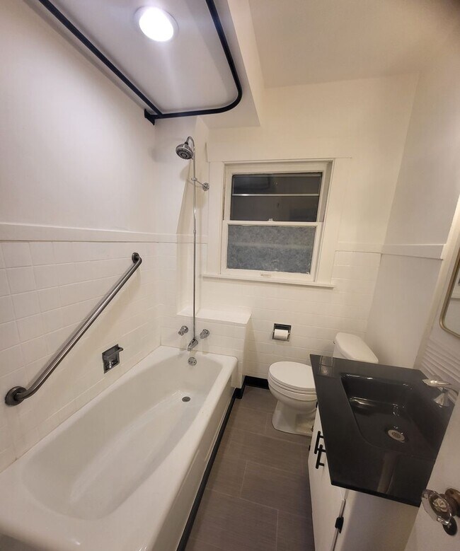 Building Photo - Khara, J - 1208 #B