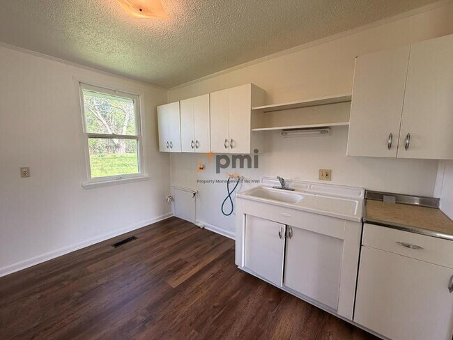 Building Photo - 2913 Oakdale Ave