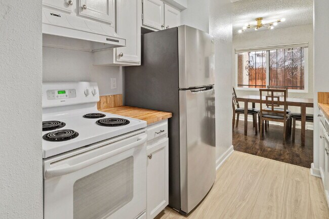 Building Photo - Great 2 bed 2 bath town house centrally lo...