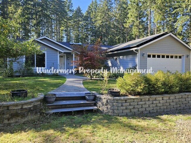 Building Photo - Immaculate rambler on large lot in Olalla