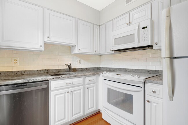 Building Photo - 2711 Arlington Blvd