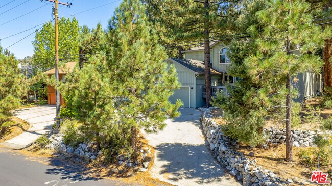 Building Photo - 1712 Woodland Dr