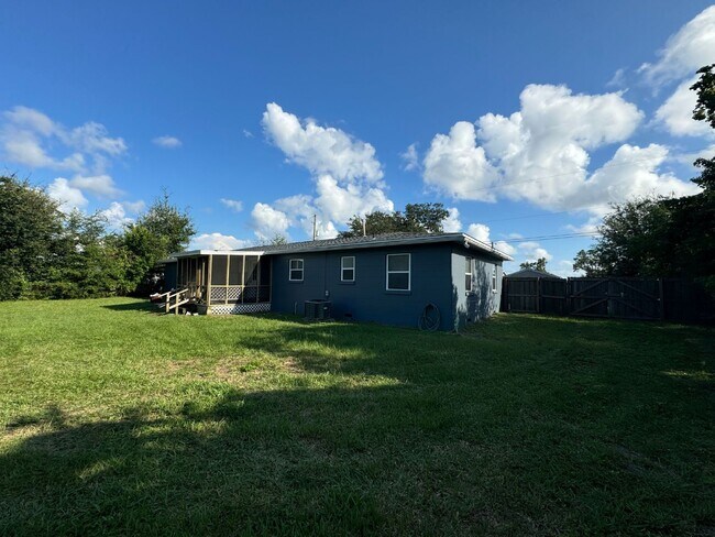 Building Photo - Charming 3-Bedroom 1-Bathroom Duplex Utilities Included!