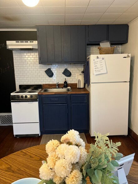 Cute eat in kitchen! - 52 West St