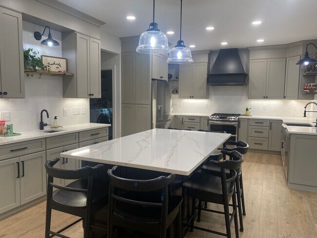 Building Photo - Beautiful Executive Style Home in the Stun...