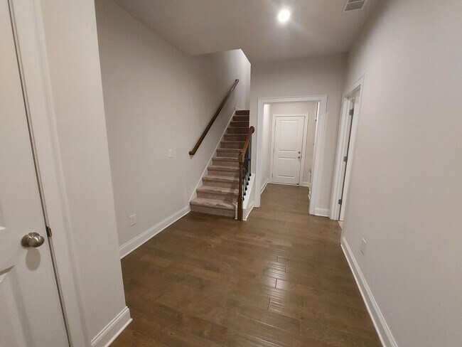 Building Photo - Large 3 Bedroom Luxury Townhome on Silver ...