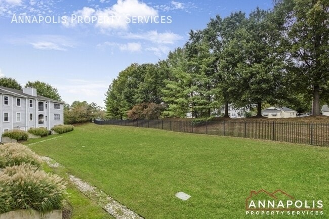 Building Photo - 10 Greystone Ct