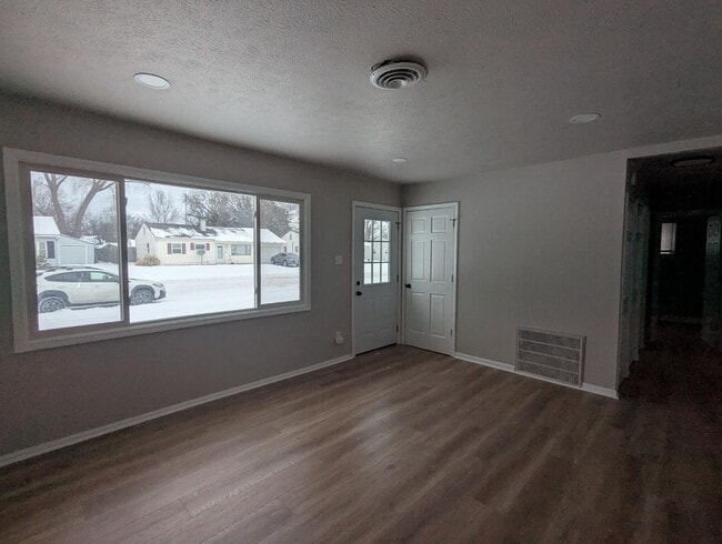 Building Photo - 304 Teri St