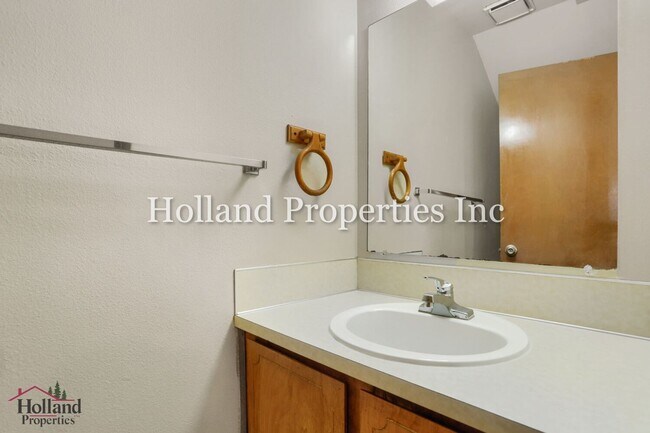 Building Photo - 1717/1719 Springbrook Way