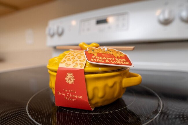 Building Photo - Town House 3 Bedroom and /2.5 Bathrooms. At Lee Vista area gated Community.