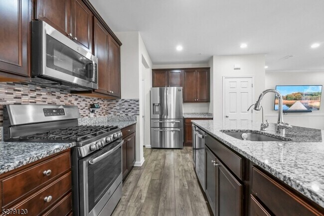 Building Photo - 11 Tippet St