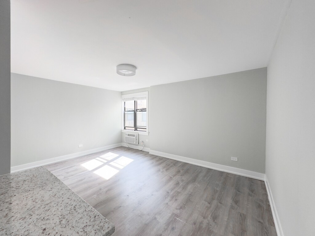 Building Photo - 450 W Barry Ave