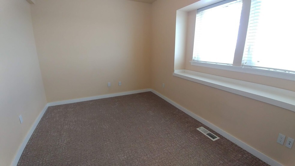 Building Photo - 2115 Westwood Dr