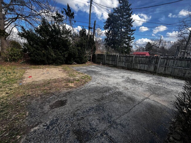 Building Photo - Spacious 3 Bedroom With A Basement