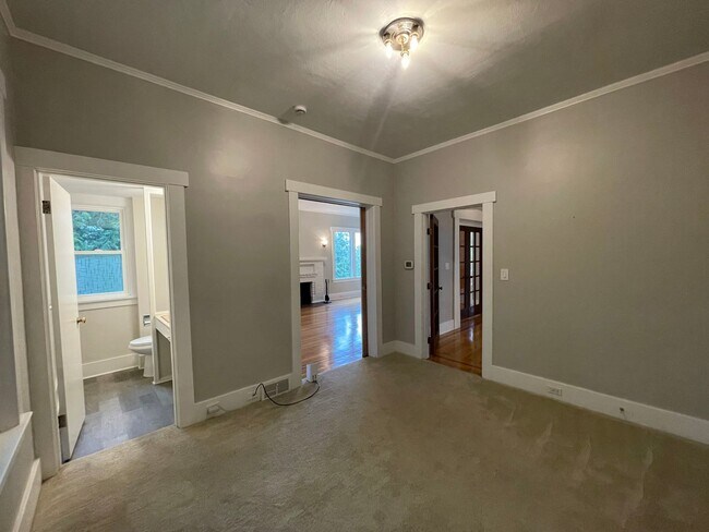 Building Photo - Elegant 4BR 2.5Bath Home with Fenced Yard & Garage Across from Seattle Prep**one month FREE rent**