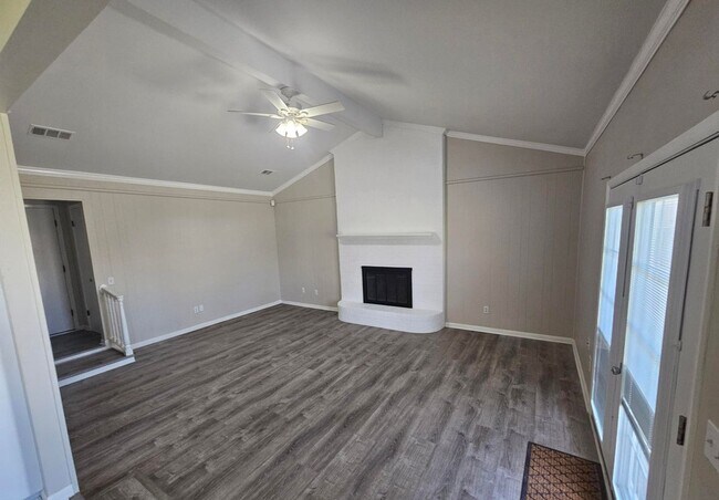 Building Photo - Adorable move-in ready home 3 bedroom 2 bath