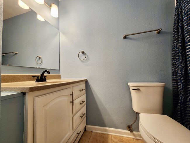 Building Photo - Fully upgraded 2/2 condo in the heart of K...