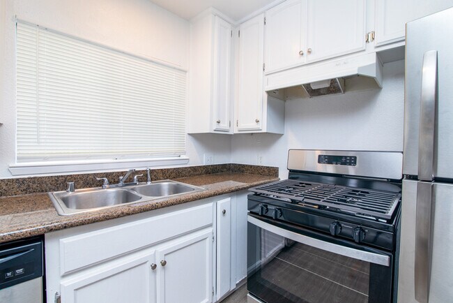 Building Photo - ALF OFF One Month’s Rent! Updated 3BR Home with Garage & Yard – Prime Sacramento Location