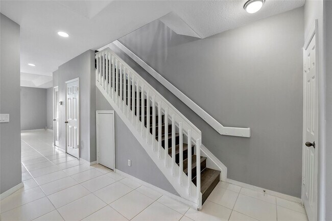 Building Photo - 9664 Royal Palm Blvd