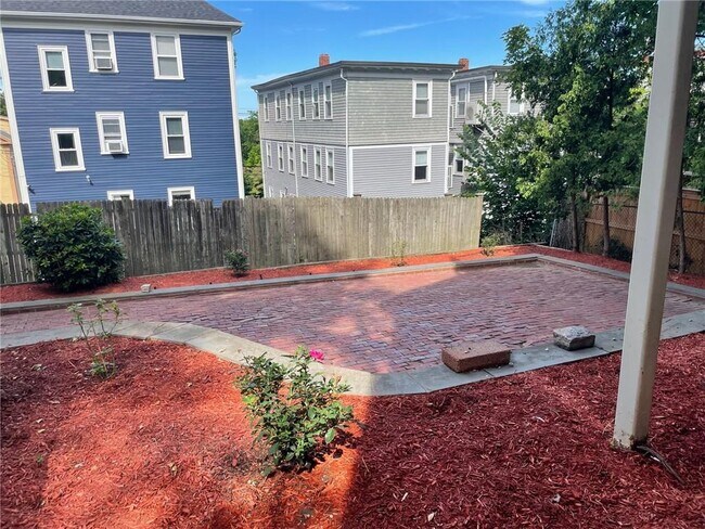 Building Photo - 176 Congdon St
