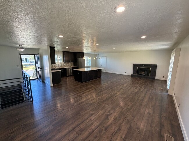 Building Photo - Spacious 4 Bed, 2 Bath Home with Fenced Yard