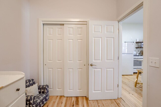 Building Photo - Charming 2 Bedroom Just Minutes from the Old Market!!