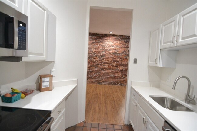 Building Photo - 67 St Germain St