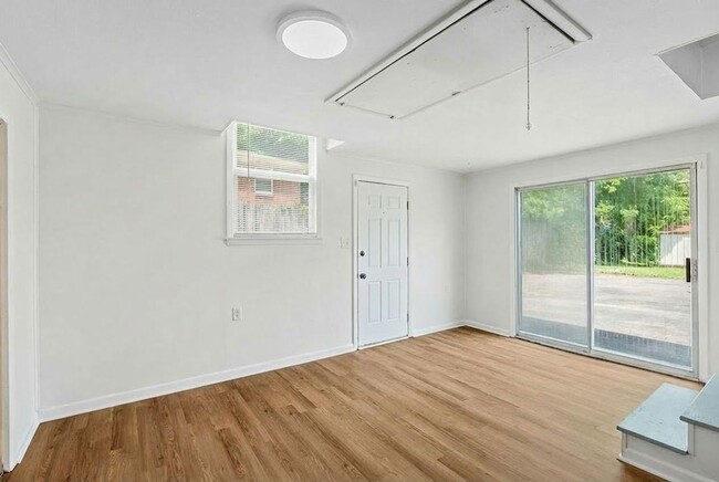 Building Photo - 2118 Crystal Dr