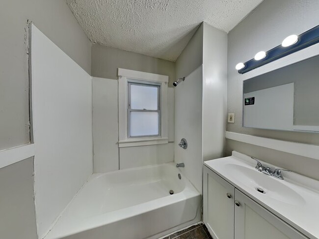 Building Photo - WINTER SPECIAL!! 3 Bedroom, 1 Bathroom Hou...