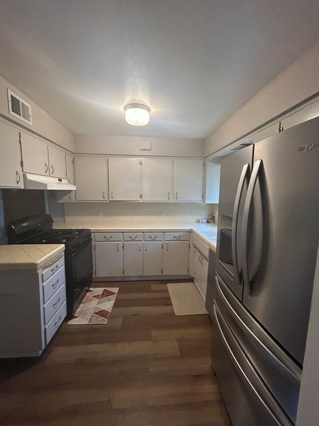 Building Photo - 3 bedroom 2 bath move in ready in Lemoore ...
