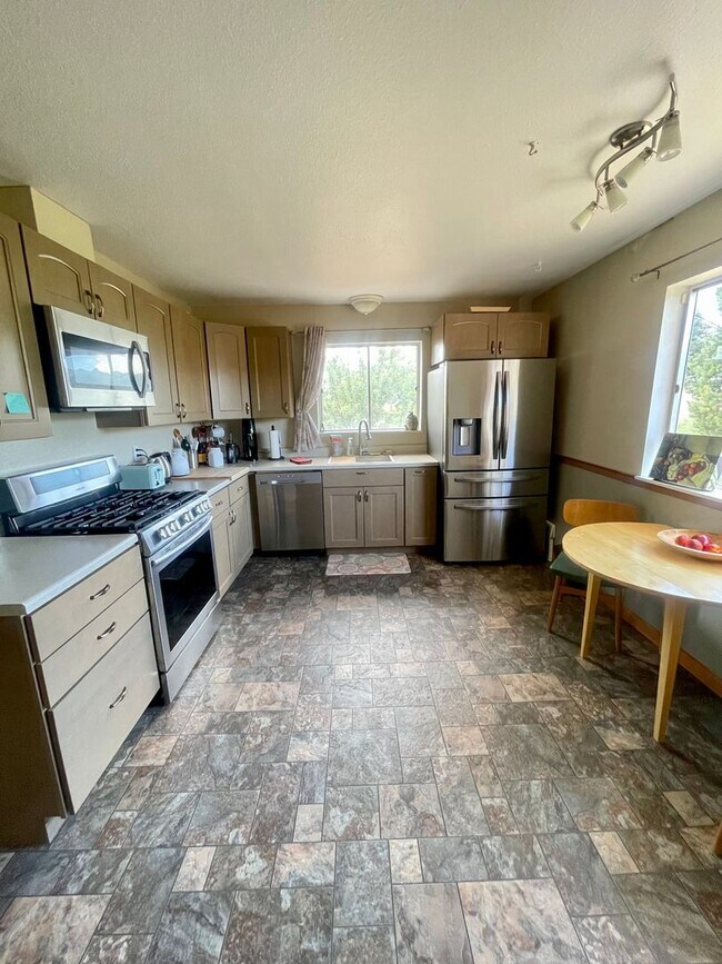 Building Photo - Furnished 3 bedroom/2bath close to Garden of the Gods