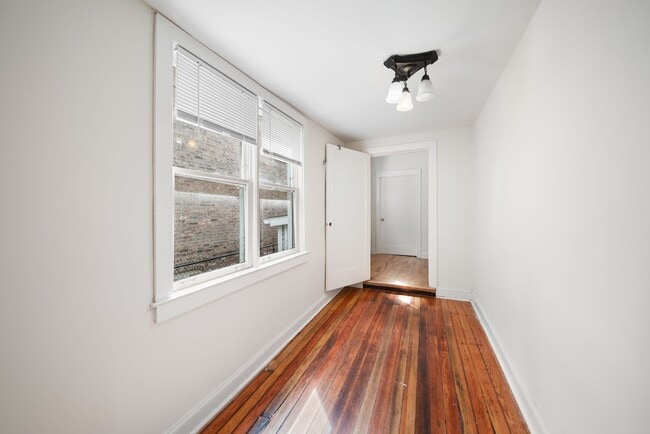 Building Photo - 1118 Garnett Pl