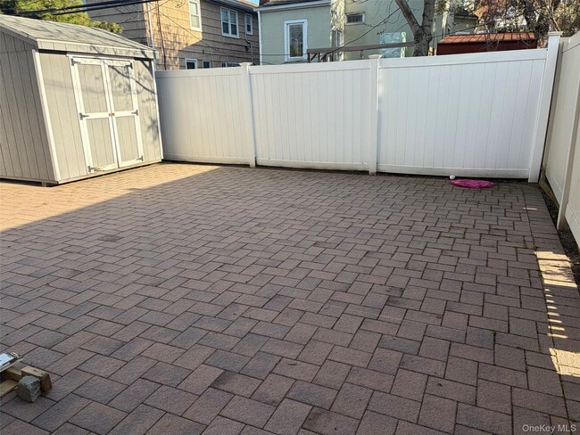 Building Photo - 326 E Walnut St