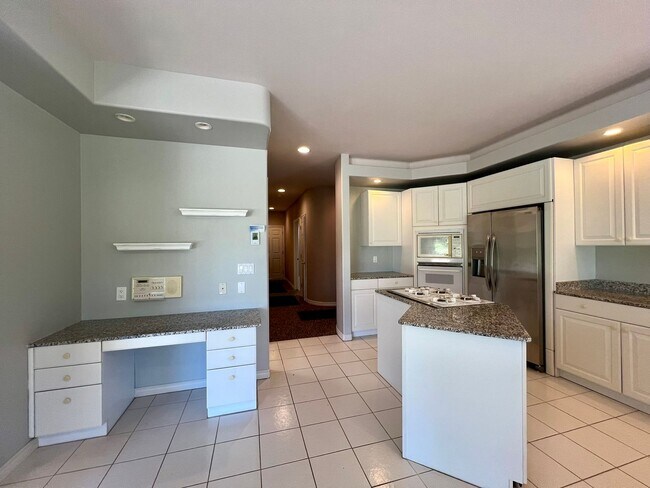Building Photo - Beautiful 3-Bed 3-Bath home on Semiahmoo G...