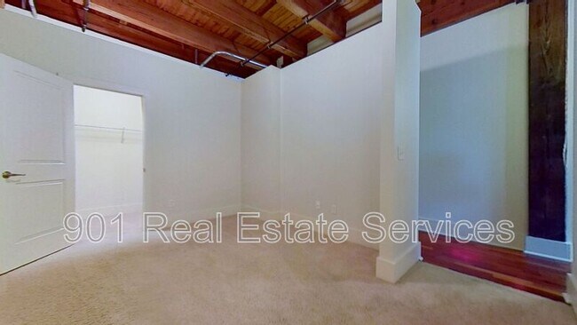Building Photo - 420 S Front St