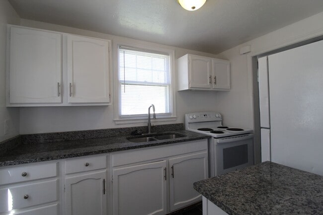 Building Photo - 2 Bedroom Duplex in North Kansas City