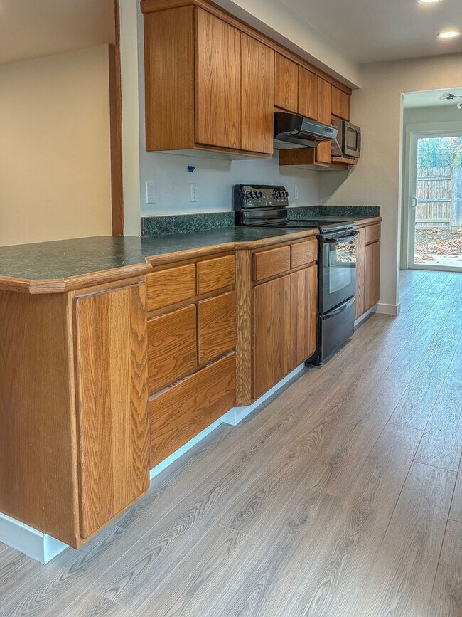 Building Photo - 3 Bedroom 2 Bath in Scappoose- Do Not Miss...