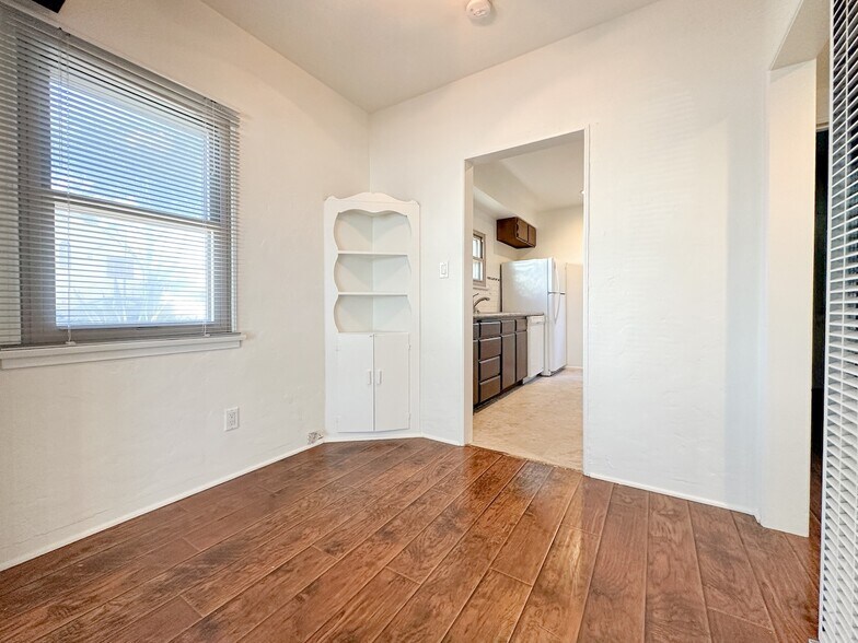 Building Photo - 302 W Mariposa Ave