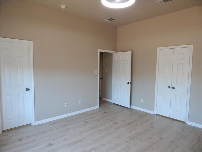 Building Photo - 601 Abbeyglen Castle Dr