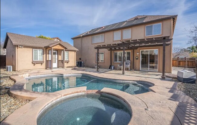 Building Photo - A SUPERB AND STUNNING 4 BEDROOM HOME IN TR...