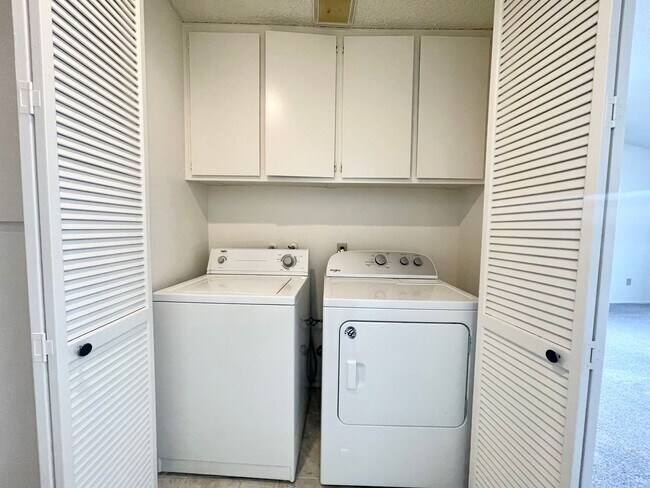 Building Photo - AVAILABLE NOW! 3 Bedroom 2 Bathroom Home in Golden Sun Estates!