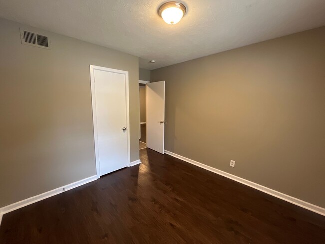 Building Photo - **AVAILABLE NOW**3 Bedroom / 1 Bathroom Ho...