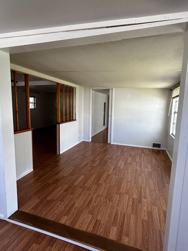 Building Photo - 2 Bedroom Home with a den - Loads of ameni...