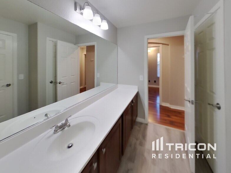 Building Photo - 5947 Varese Dr