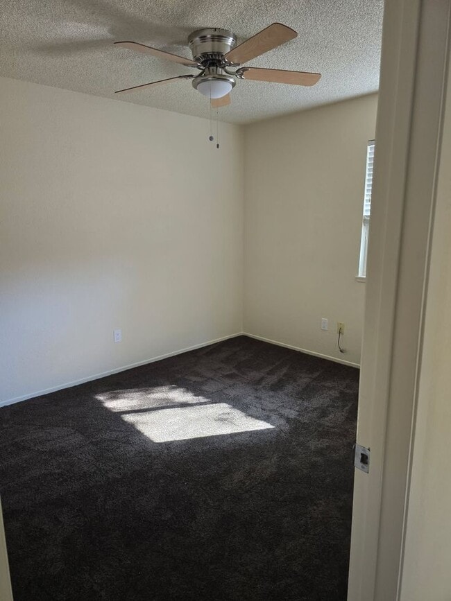 Building Photo - RECENTLY BEAUTIFULLY RENOVATED 4 BEDROOM 2...