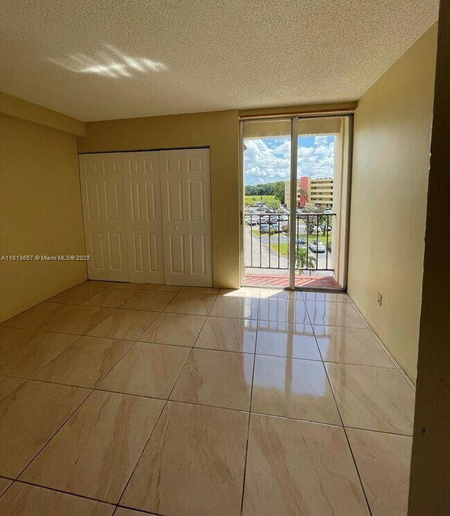 Building Photo - 9220 Fontainebleau Blvd