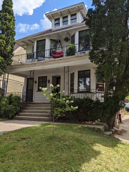 note large porch - 2728 N Downer Ave