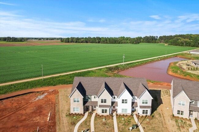 Building Photo - NEW & Move in Ready Townhome!