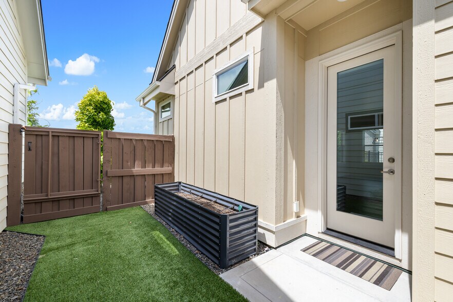 Building Photo - 6230 N Bolsena Ln